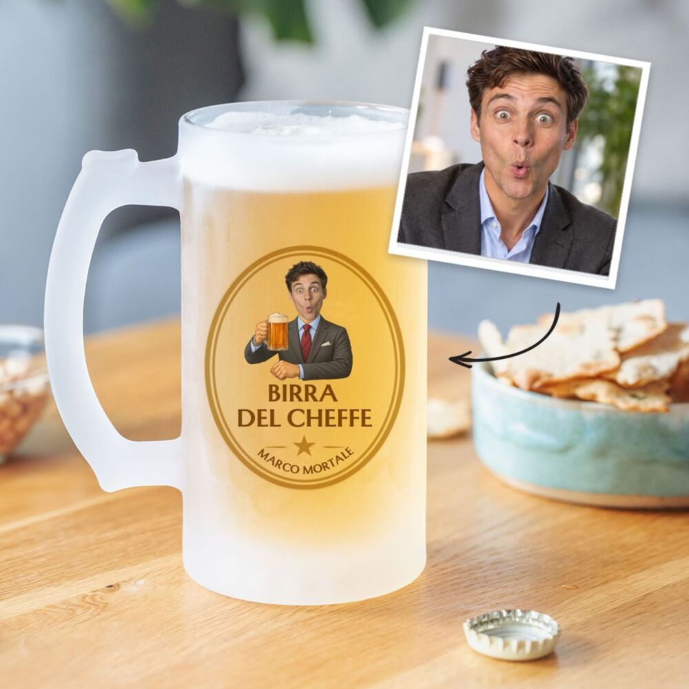 Personalisierbarer Bierkrug mit Gesicht: Aus deinem Foto wird die Etikett-Figur „Birra del Cheffe“