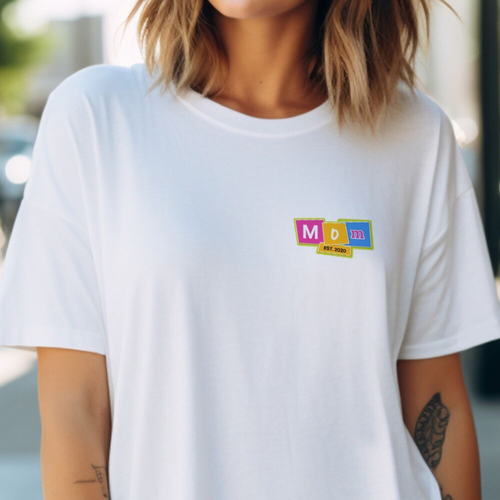 T-Shirt Mama Personalisiert mit Memphis-Design