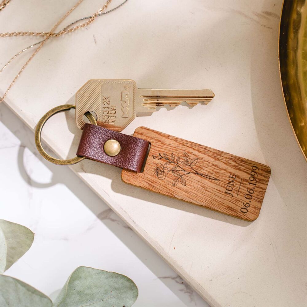 Personalisierter Schlüsselanhänger aus Holz mit Geburtsblume und Wunschdatum