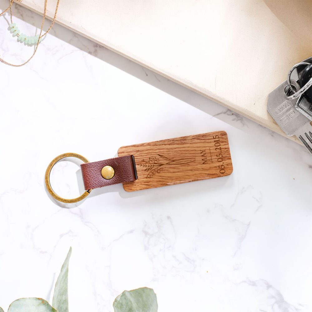 Personalisierter Schlüsselanhänger aus Holz mit Geburtsblume und Wunschdatum
