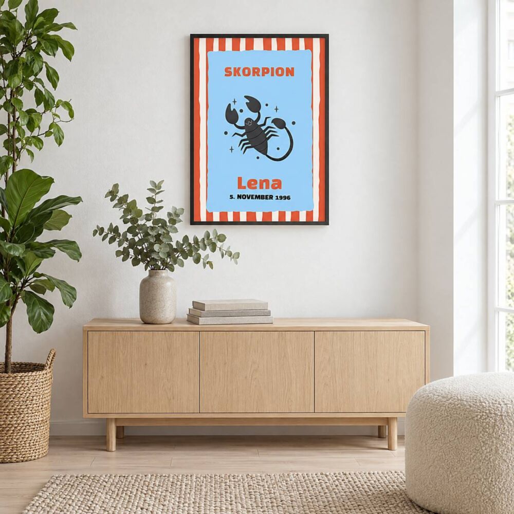Personalisiertes Sternzeichen-Poster mit Namen und Datum – Circus Design: Skorpion-Poster für Lena im Rahmen über einem Sideboard