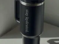 Personalisierbarer Trinkbecher mit Strohhalm und Text
