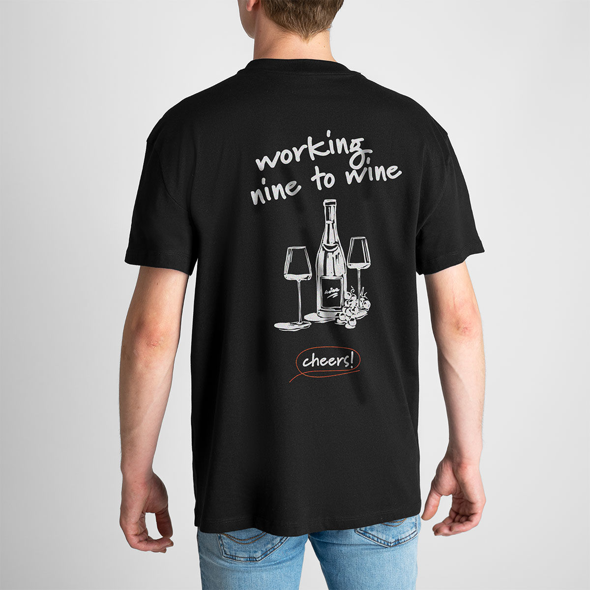 Personalisierbares T-Shirt mit gezeichneten Getränken und Text