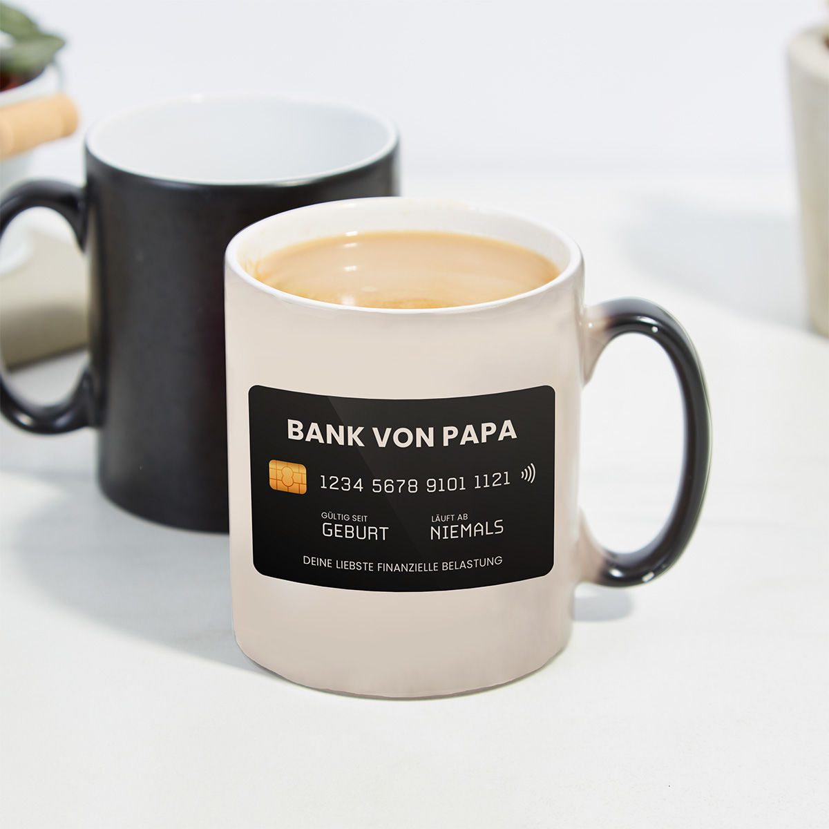 Personalisierbare Tasse mit Kreditkarte und Text