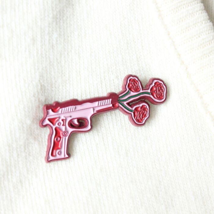 Pistole mit Blumen Anstecknadel