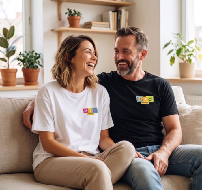 Geschenkset für Eltern – Papa & Mama T-Shirts personalisiert mit Memphis-Design
