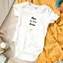 Personalisierbarer Baby Body mit Spruch und Herz