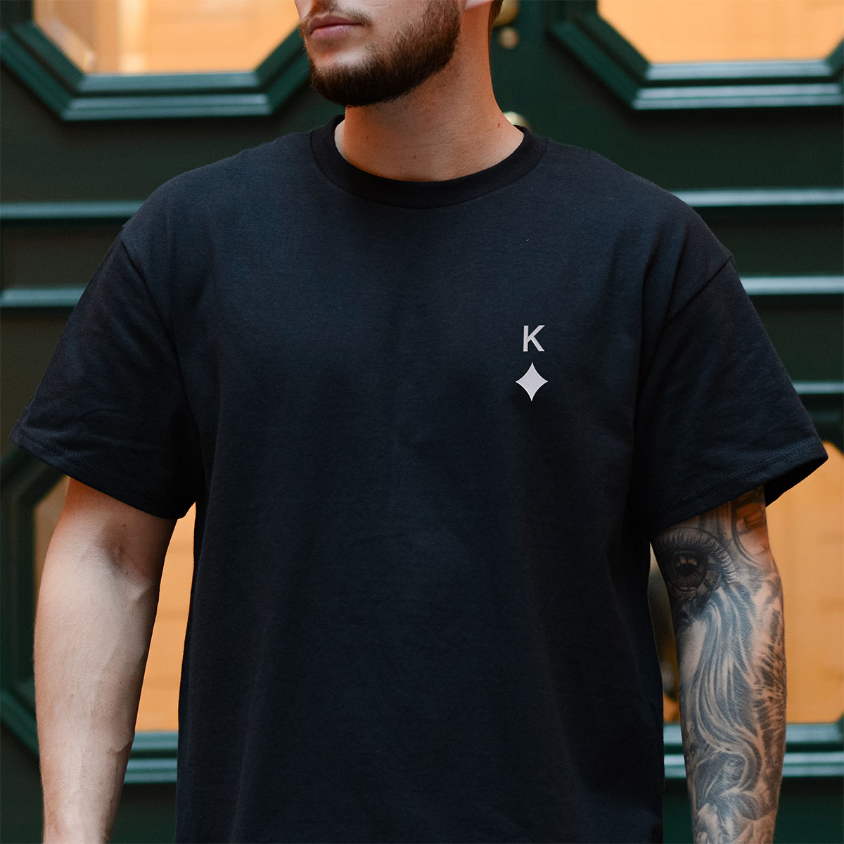 Besticktes T-Shirt mit Spielkarten-Symbolen und Buchstabe, personalisiert, personalisierbar, Geschenk Papa, Geschenk Männer, Geschenk Freund, Geschenk Bruder, Geschenke Frauen, Geschenke Freundin, Geschenk Schwester, Witzige Geschenke, Romantische Geschenke, Hochzeitsgeschenk, Kleine Geschenke, Geschenk, Geschenkidee