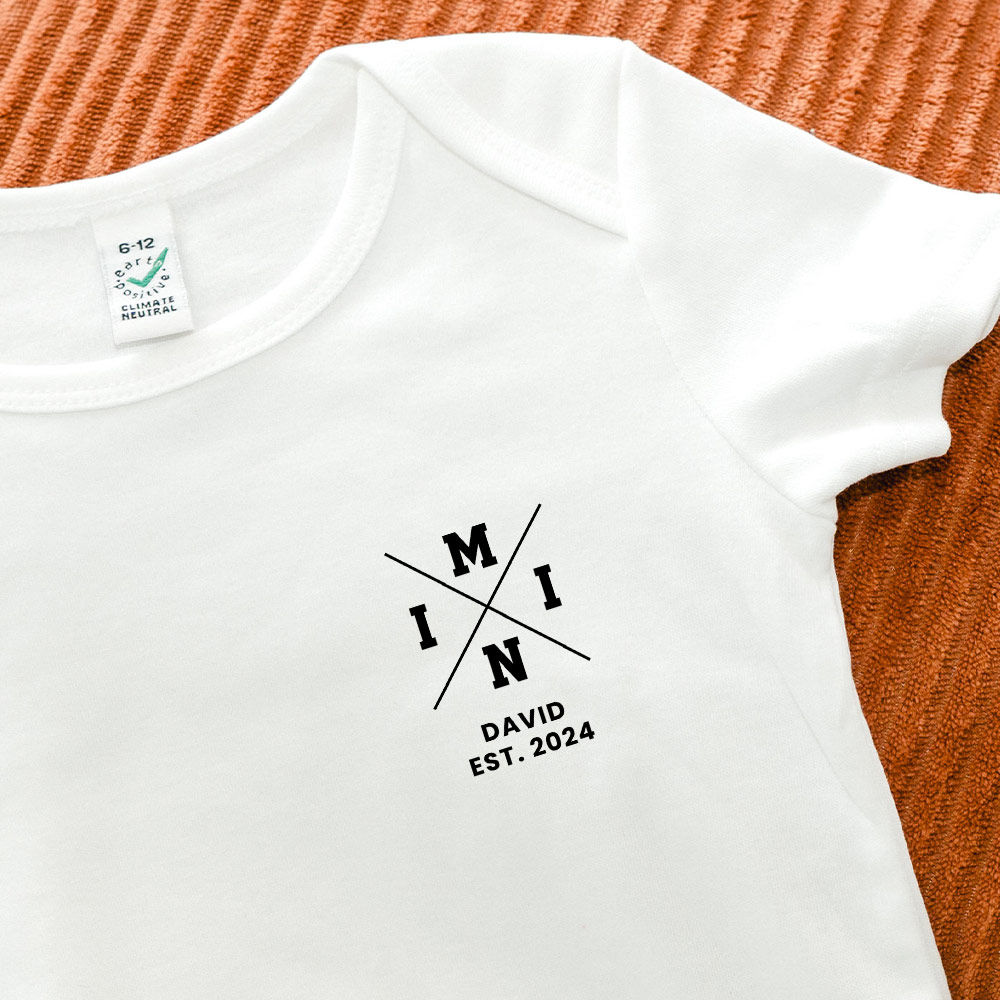 Personalisierbarer Baby Body mit Name und Jahreszahl, Geschenk Mama, Kleine Geschenke, Geschenk, Geschenkidee