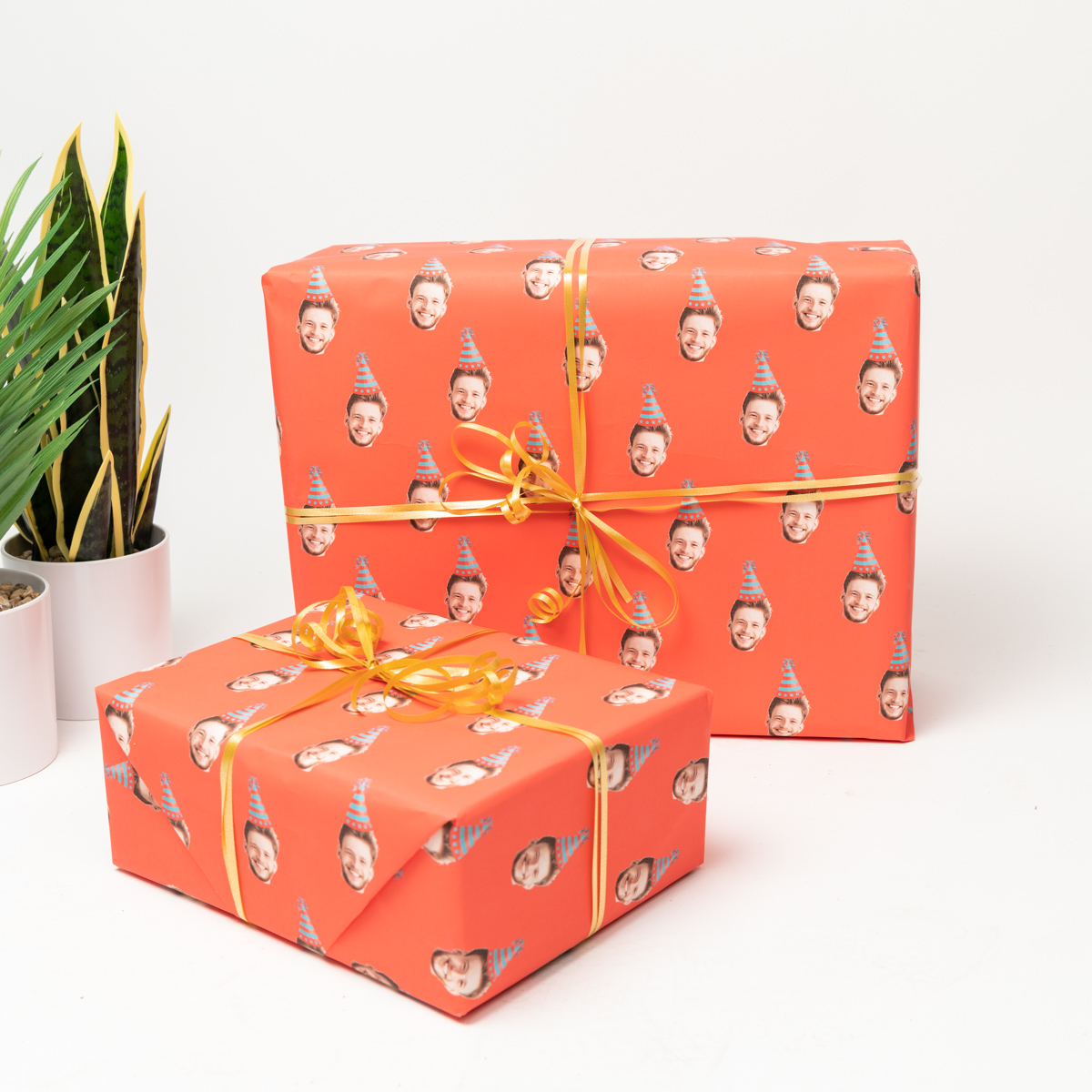 Personalisierbares Geschenkpapier mit Gesicht und Partyhut