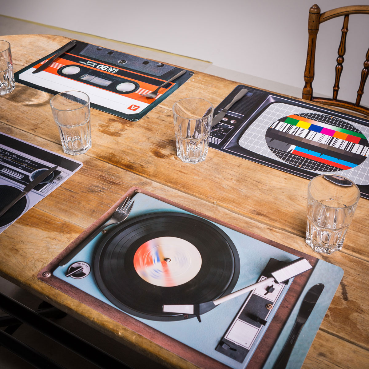 Retro Tischset - 4-teilig, Tischunterlage, Retro, Vintage, Kult, TV, Radion, Plattenspieler, Kassette, Ghettoblaster, Vinyl, Musik, Nerd, Testbild, Geburtstagsgeschenk, Romantische Geschenke, Hochzeitsgeschenk, Kleine Geschenke, Geschenk, Geschenkidee