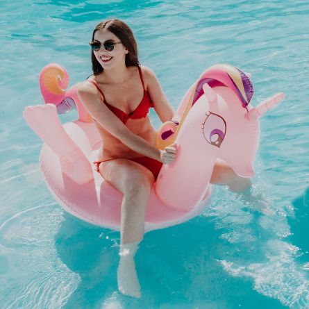 Rosa Einhorn Schwimmliege mit Glitzer